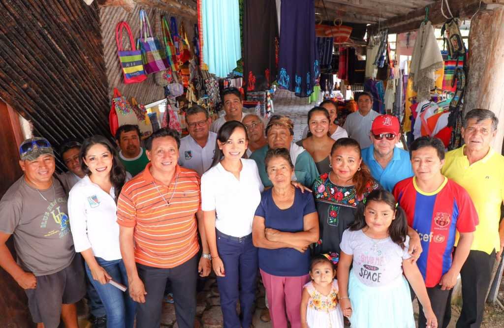 Laura Fernández apoya a artesanos de la Asociación 'Hunab Ku' 2