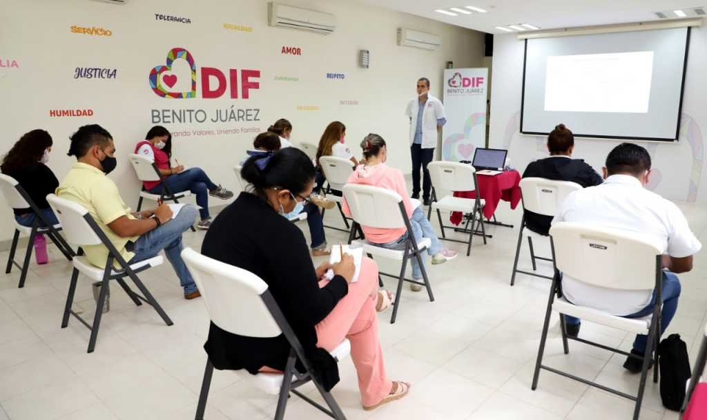 Flavio Carlos Rosado establece capacitación de servidores públicos de DIF