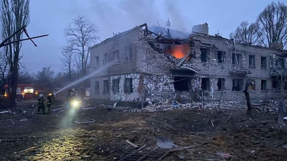 Varios edificios en Starobilsk dentro de la región de Luhansk Oblast de Ucrania muestran daños significativos debido a los bombardeos. (Servicio Estatal de Emergencia de Ucrania)