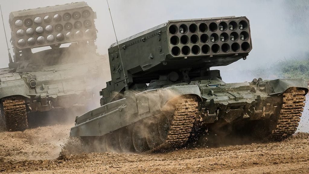 MOSCÚ, RUSIA - 2021/08/25: Ejército Ruso TOS-1A "Solntsepyok (Sol Ardiente)" lanzacohetes múltiple y arma termobárica montada en un chasis de tanque T-72 visto durante la exposición internacional anual de tecnología de defensa de los Juegos del Ejército. Los Juegos del Ejército Internacional son un evento deportivo militar ruso anual organizado por el Ministerio de Defensa de Rusia. El evento, que se realizó por primera vez en agosto de 2015, involucra a cerca de 30 países que participan en docenas de competencias durante dos semanas para demostrar quién es el más hábil. La demostración dinámica es parte de la exhibición pública de los Juegos del Ejército. (Foto de Leonid Faerberg/SOPA Images/LightRocket vía Getty Images) (Getty)