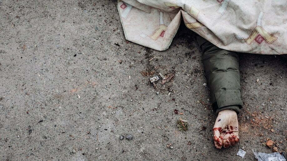 El cadáver de una persona muerta por bombardeos rusos yace cubierto en la calle de la ciudad de Irpin, Ucrania, el domingo 6 de marzo de 2022. (Foto AP/Diego Herrera Carcedo)