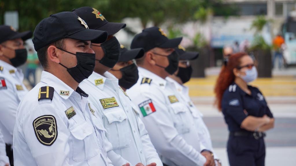 Entregan gafetes de identificación a elementos de tránsito en Benito Juárez