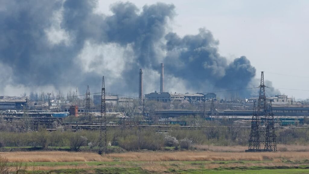 El humo se eleva sobre una planta de la fábrica Mariupol Azovstal Iron and Steel Works el miércoles. (REUTERS/Alexander Ermochenko)