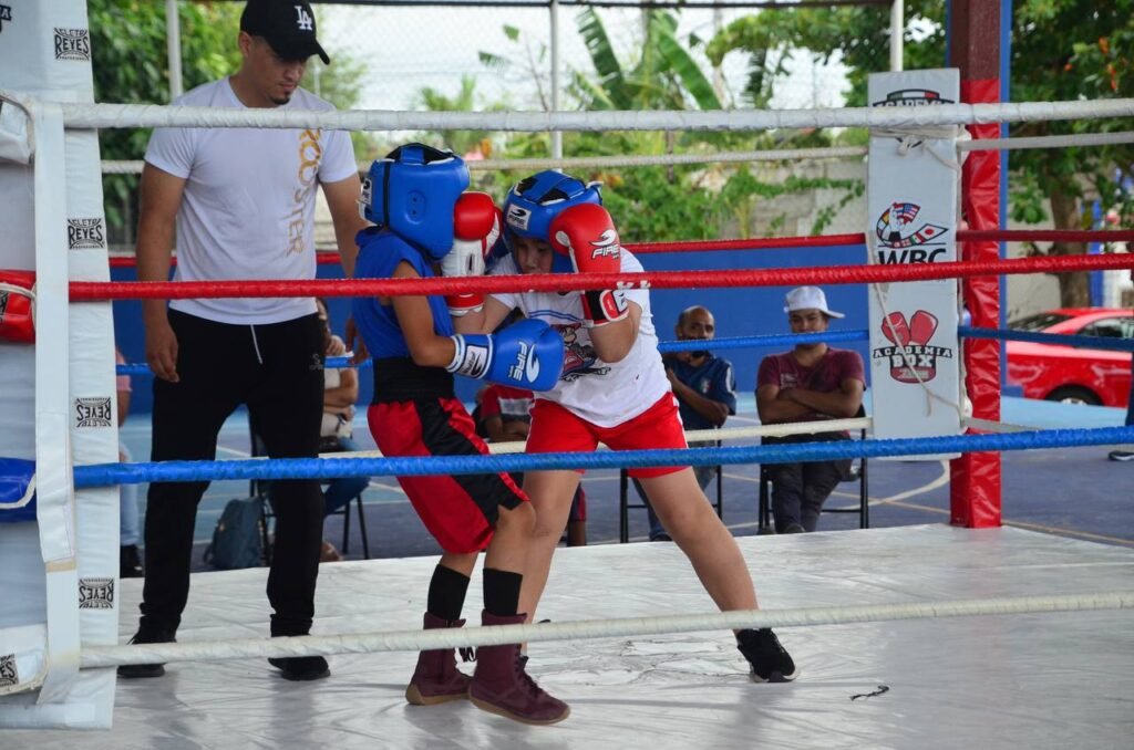 Exitosa velada boxística de exhibición en la Unidad Deportiva Puerto Maya