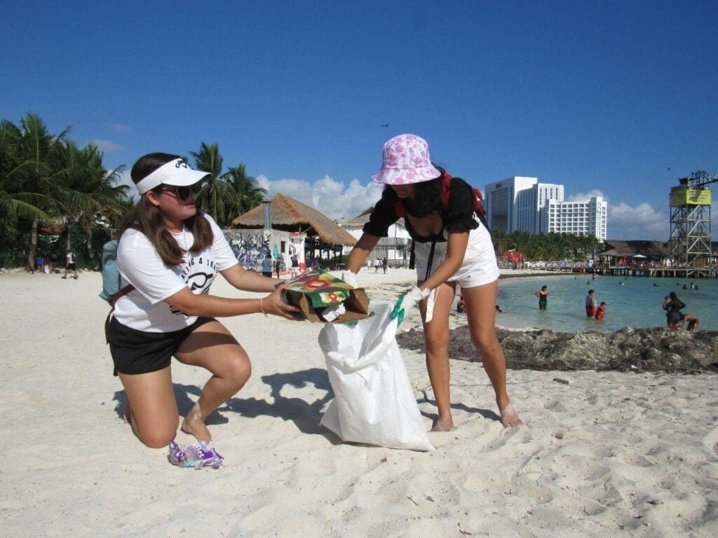 Trabajan gobierno y sociedad para limpieza permanente de playas de Cancún