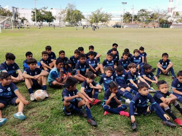 Cancún FC visita a niños de Leones del Colegio Valladolid : Cancuníssimo