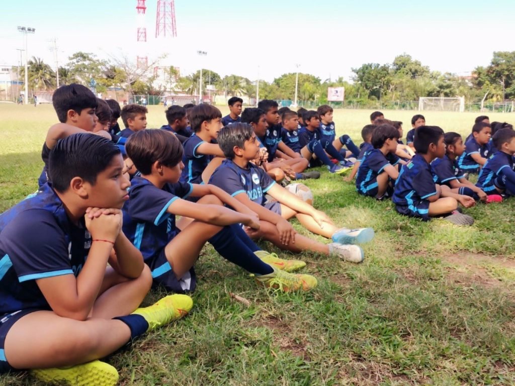 Cancún FC visita a niños de Leones del Colegio Valladolid : Cancuníssimo