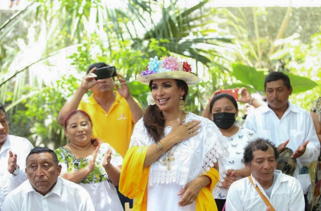 Laura Fernández, candidata a la gubernatura de Quintana Roo, fue nombrada por dignatarios mayas como “Nojoch Xunáan” (Gran señora)