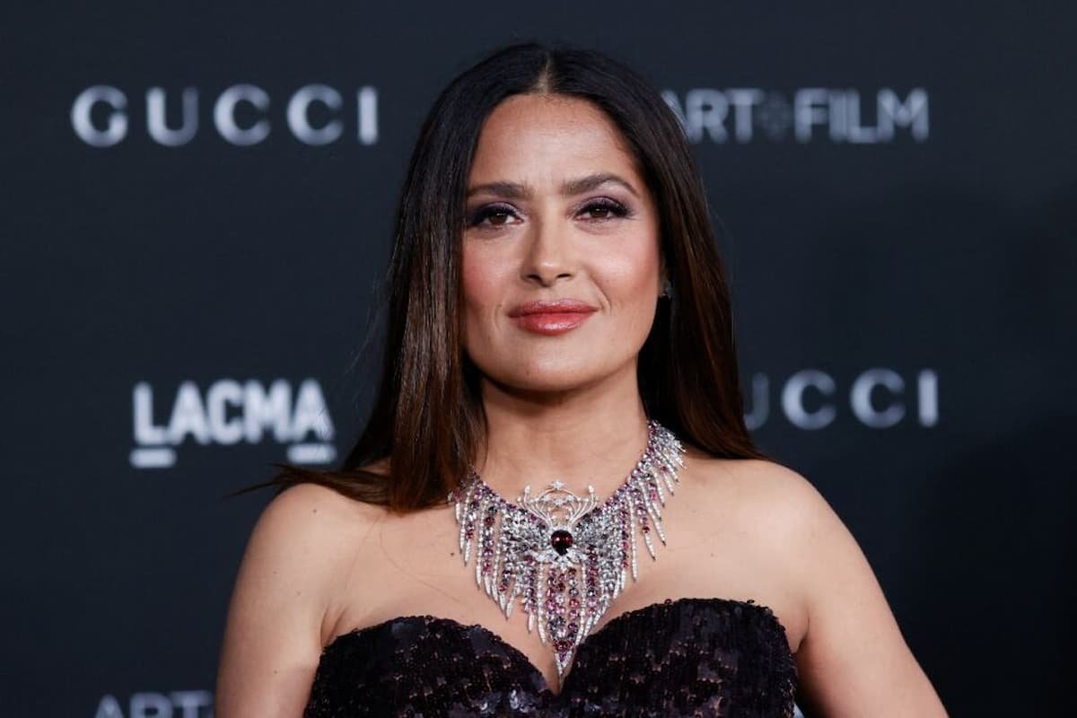 Salma Hayek celebra sus años bailando en un sensual bikini rojo Cancuníssimo