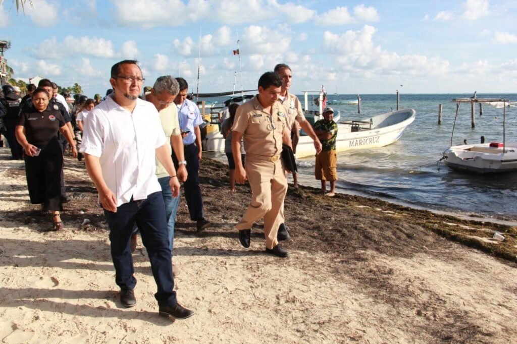 Operativo para mantener limpias las playas públicas en Cancún