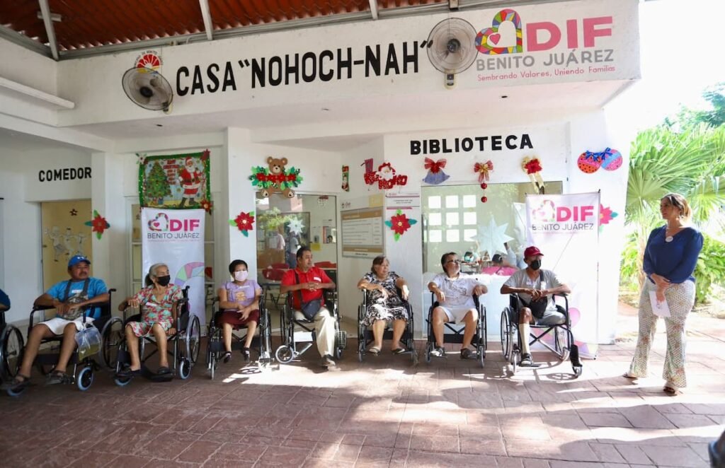 DIF de Benito Juárez entrega sillas de ruedas a personas con discapacidad