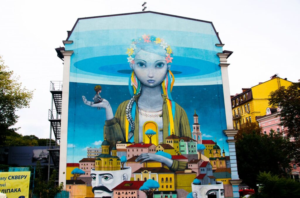 Mural en un edificio en la Pendiente de Andriivskyi (Андріївський узвіз) en Kiev
