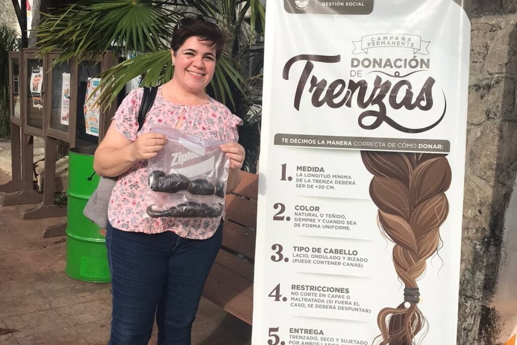 Donan en Cancún trenzas a pacientes con cáncer
