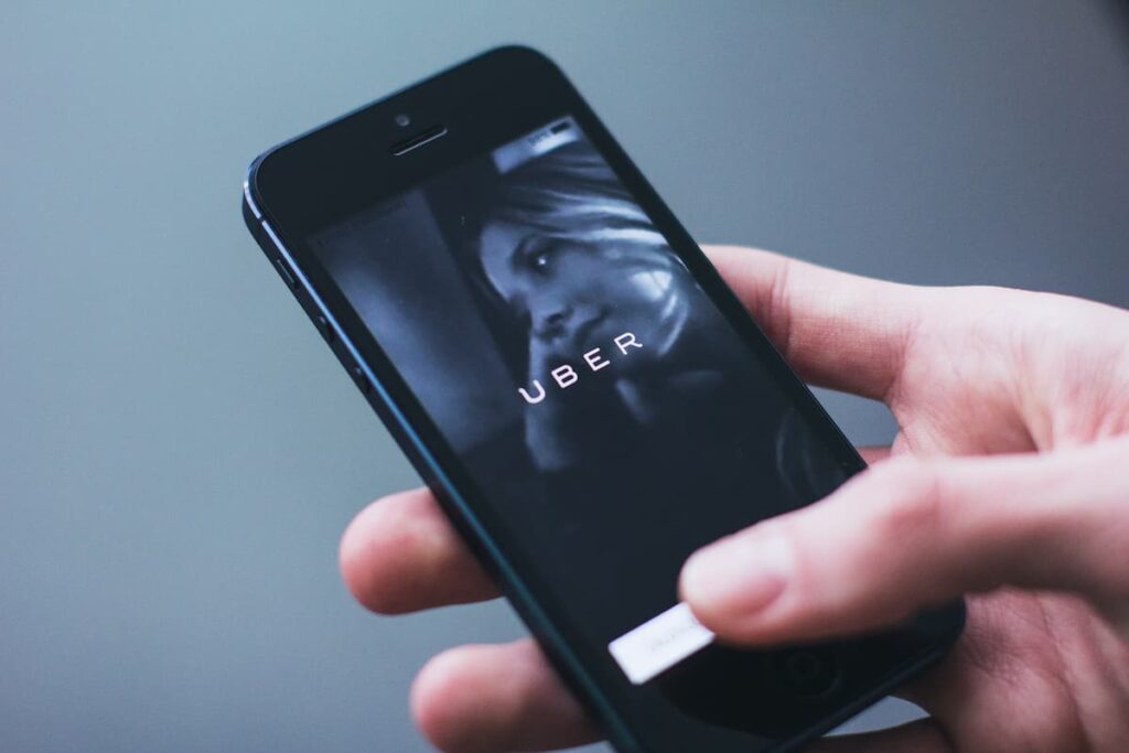 Independencia y ganancias, lo más valorado por conductores y repartidores de la app de Uber, según encuesta nacional