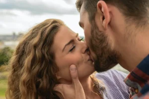 hombre y mujer besándose