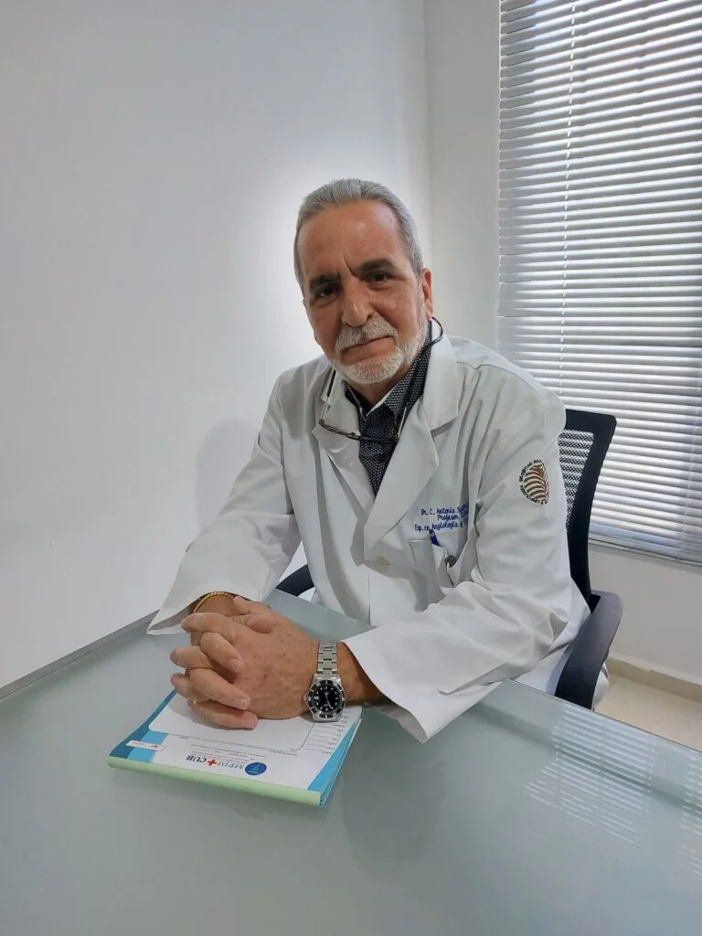 Dr. Antonio Suárez Cabrera Ph.D, profesor e investigador titular, egresado de la Universidad de Ciencias Medicas de La Habana, Cuba.