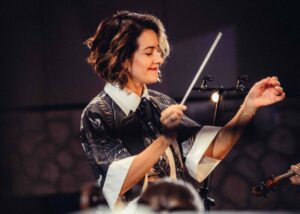 Alondra de la Parra dirigiendo la orquesta