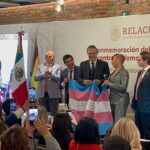 Marcelo Ebrard entrega primer pasaporte no binario