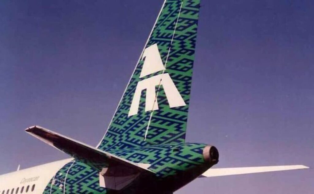 cola de un avión de l antigua aerolínea Mexicana de aviación
