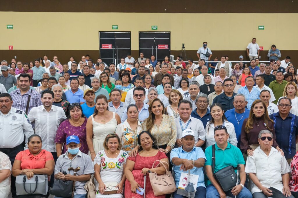 Entrega Mara Lezama reconocimientos a trabajadores
