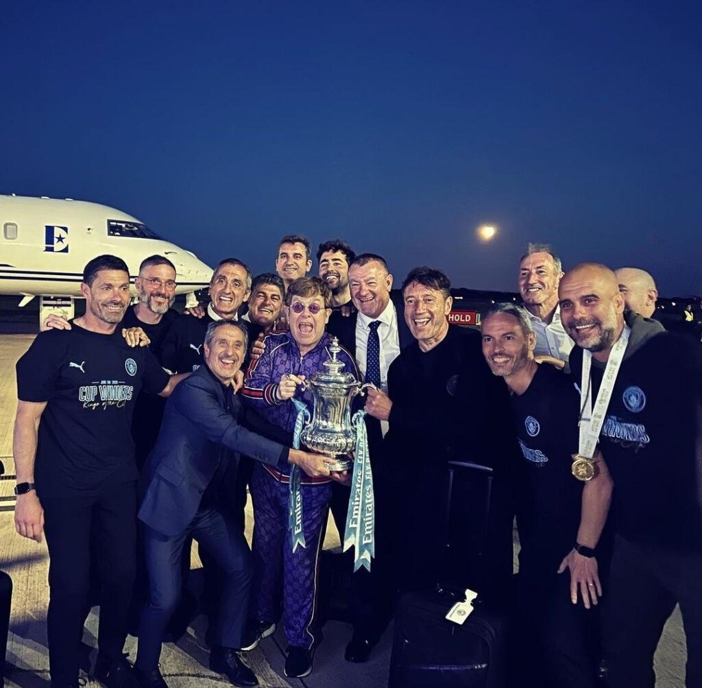 Elton John junto al equipo del Manchester City