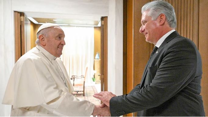 El papa Francisco y el dictador cubano Miguel Díaz-Canel en el Vaticano