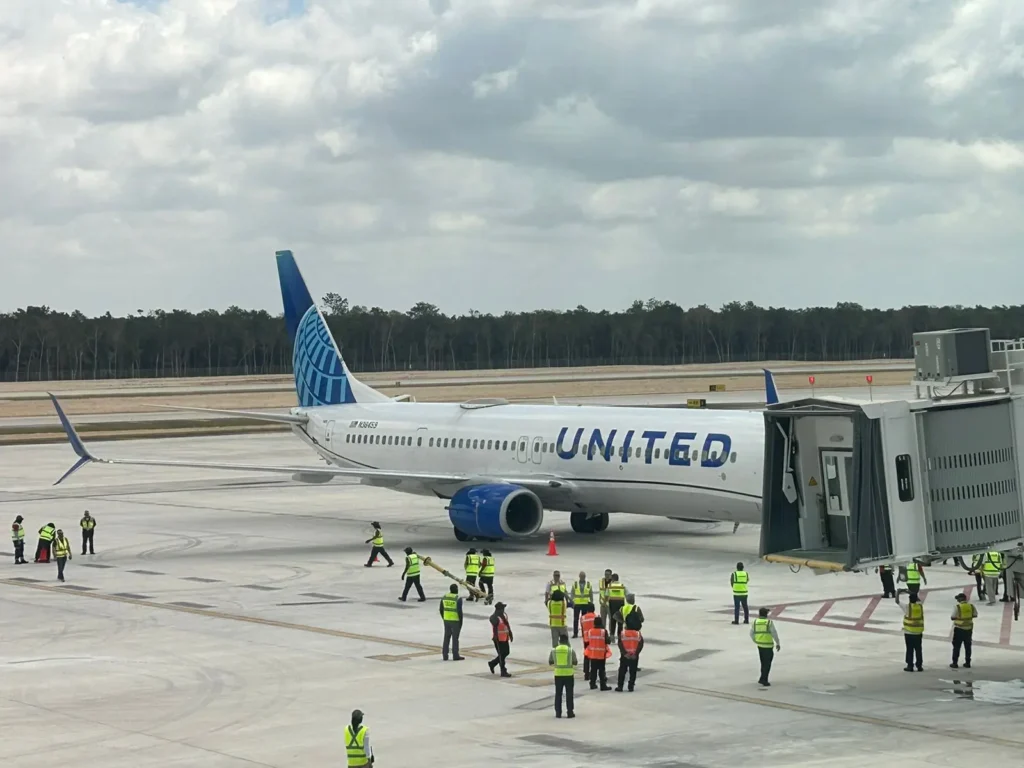 Avión de United Airlines en el Aeropuerto Internacional de Tulum “Felipe Carrillo Puerto”