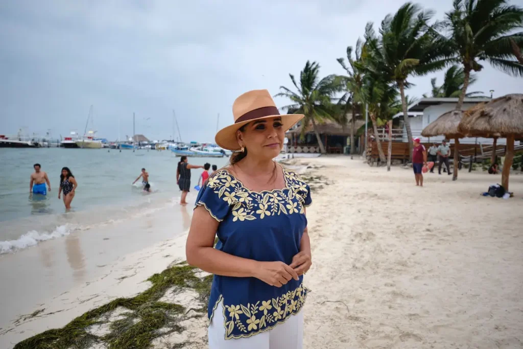 Mara Lezama en la playa
