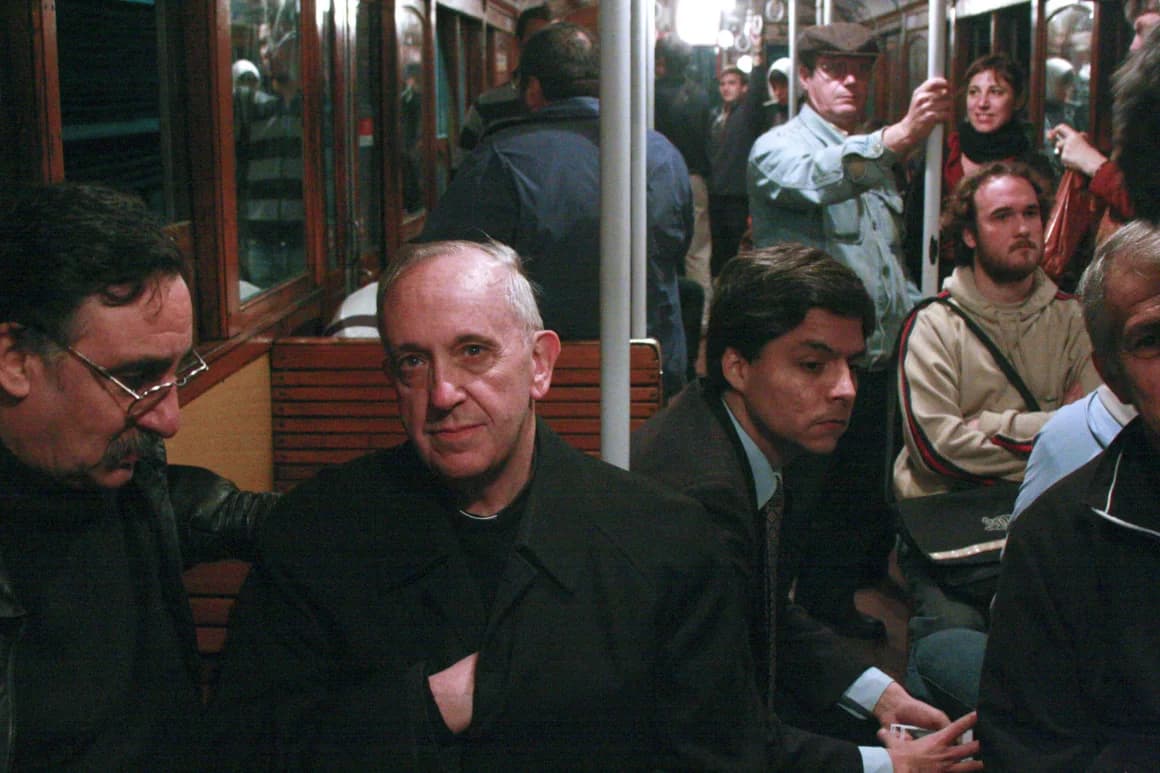 El cardenal Jorge Mario Bergoglio, viajando en el metro en Buenos Aires