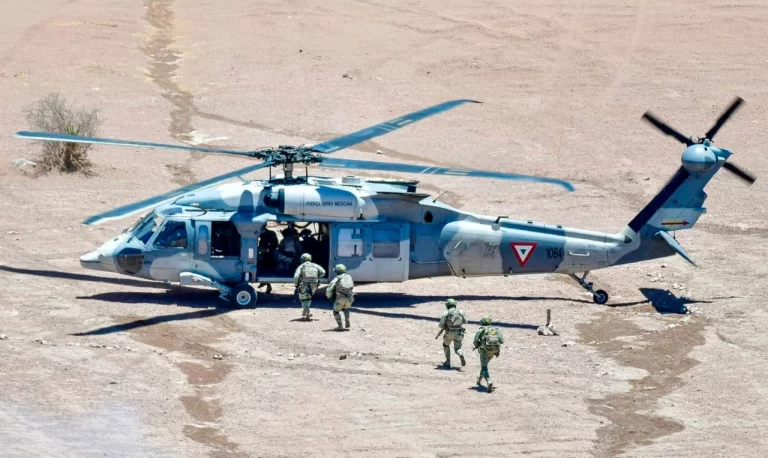 Militares en helicóptero