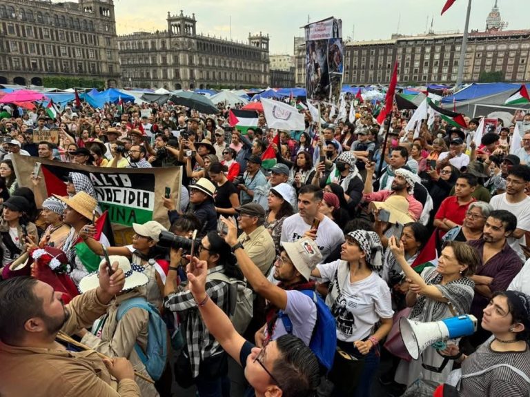 Manifestación de maestros en el Zócalo