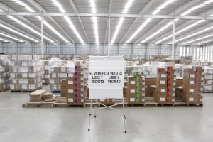 Contenedores con boletas electorales