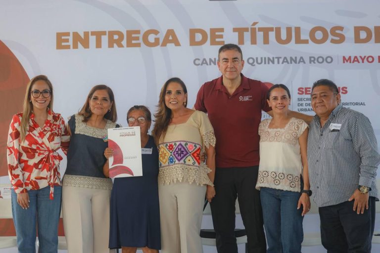 Entregan Ana Paty Peralta y Mara Lezama 270 Títulos de Propiedad a Cancunenses Tras Décadas de Espera