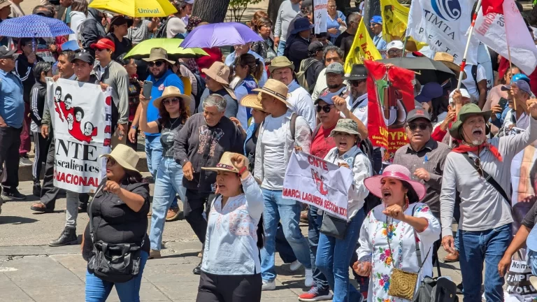 Grupo de maestros en la calle