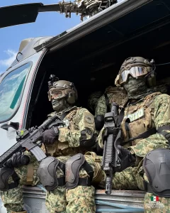 Militares en un helicóptero