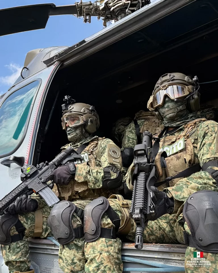 Militares en un helicóptero