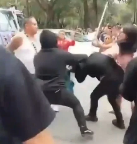 Personas peleando