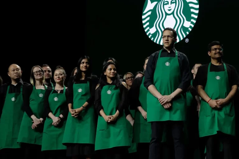 Más de 1,000 baristas de Starbucks inician huelga en Estados Unidos por nuevo código de vestimenta