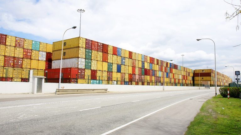 Contenedores de transporte marítimo