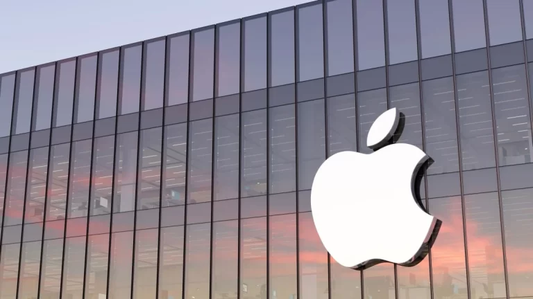 Trump amenaza con aranceles del 25% a Apple si no fabrica en EE. UU.