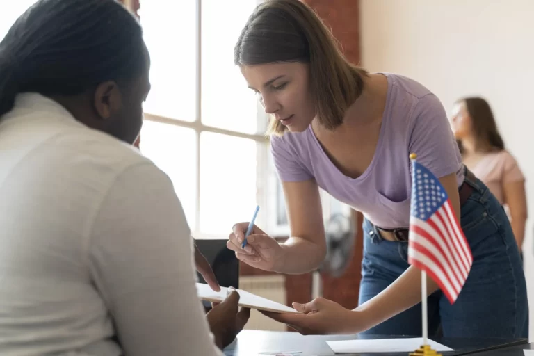 EE.UU. congela citas para visas de estudiante mientras amplía control de redes sociales