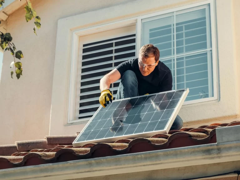 ¿Los paneles solares en casa realmente ayudan a ahorrar energía?