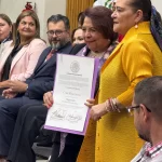 Entrega de constancias del poder judicial.