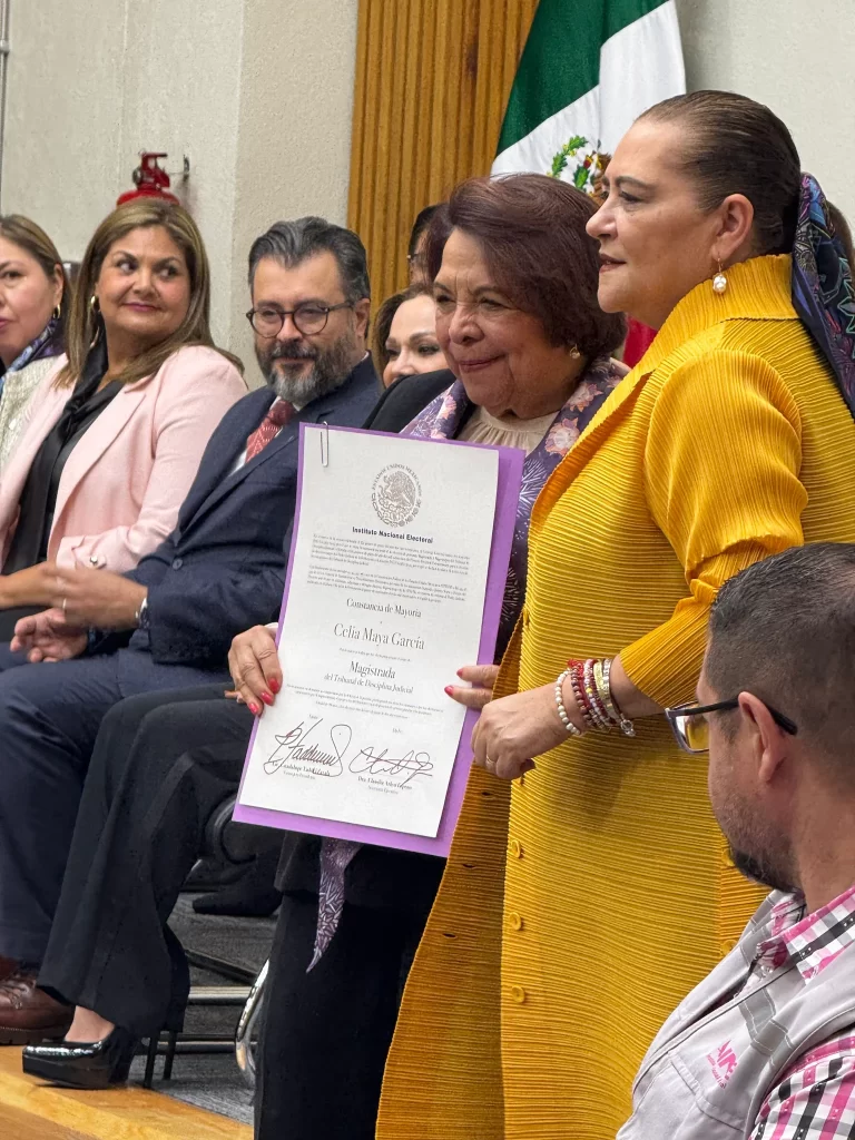 Entrega de constancias del poder judicial.