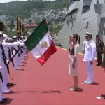 La presidenta de México con personal naval.