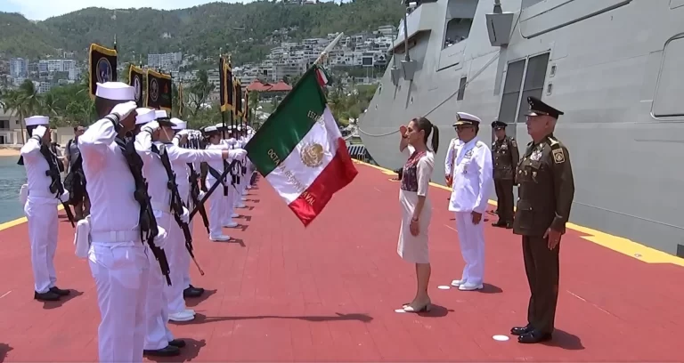 La presidenta de México con personal naval.