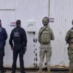 Elementos policiales frente a negocio clausurado.
