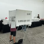 Personas ejerciendo su derecho al voto.