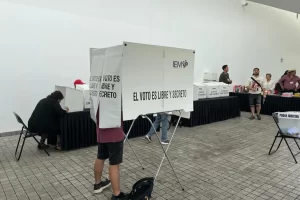Personas ejerciendo su derecho al voto.