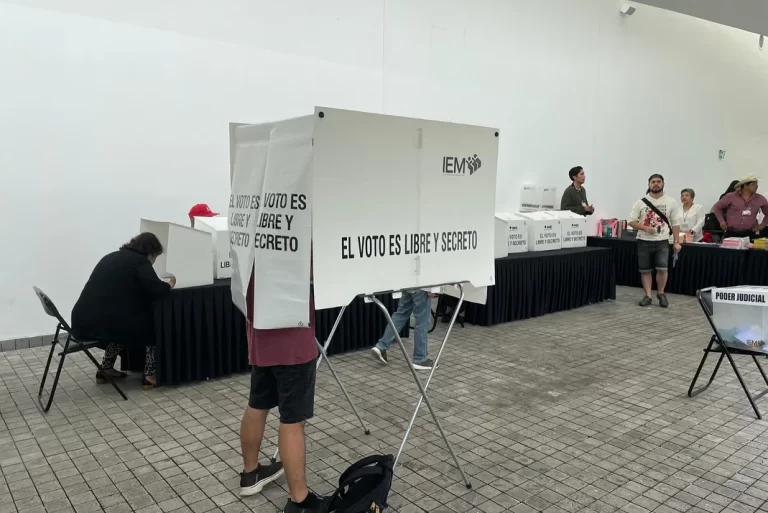 Personas ejerciendo su derecho al voto.